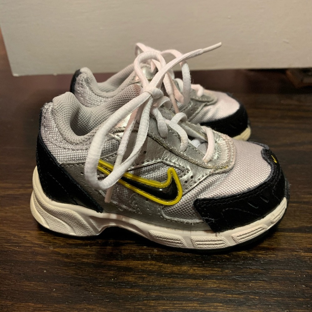 Nike Sneakers Black, Gray, and Yellow Size 5